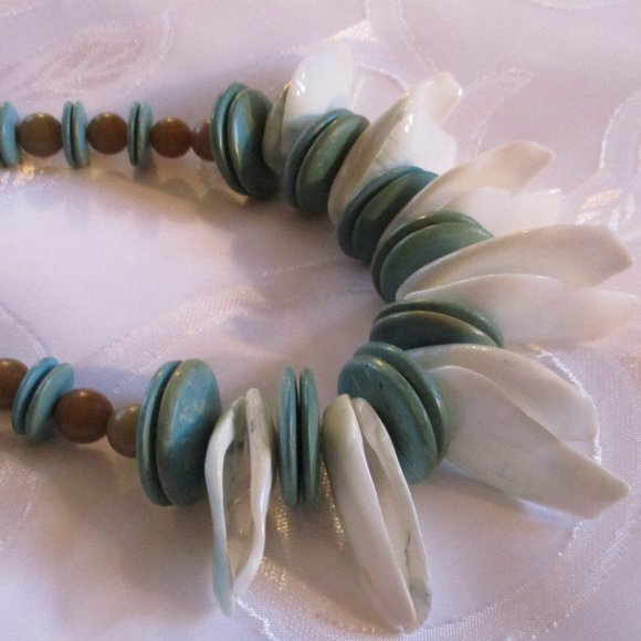 SEA FOAM GREEN - SEA SHELL – NECKLACE - NWOT - Picture 4 of 7